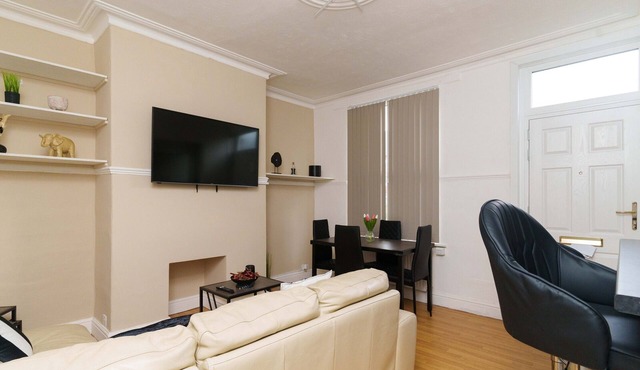 2 Bedroom House near Leeds with Smart TV & Netflix