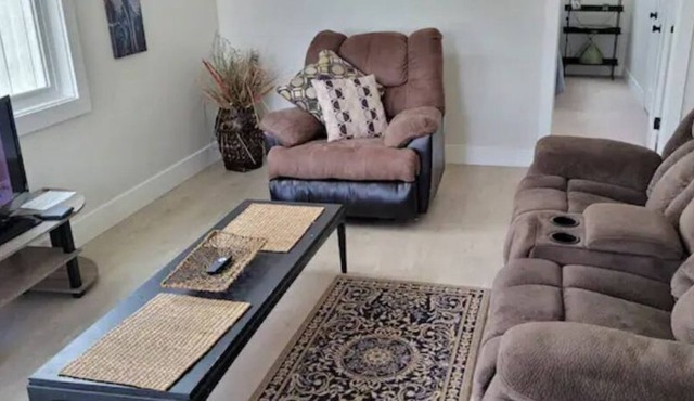 2 bedroom house near northtown. Pets are welcome