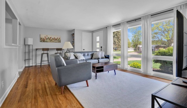 2-bedroom house - Office - 3 seasons room - Garage in North Canton with WiFi, AC