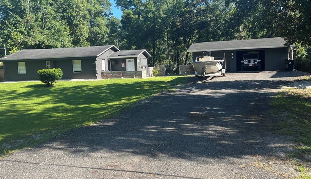 2-bedroom house on peaceful Black Creek with Private Dock