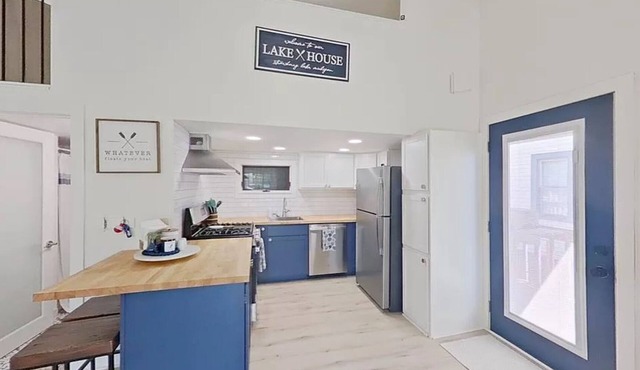 2-bedroom house on Strawberry Lake in Pinckney, MI with hot tub, WiFi.