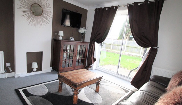 2 Bedroom House - Private Large Garden & Parking - Quiet Cul De Sac Location