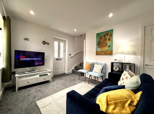 2 Bedroom House - Private Parking - Central