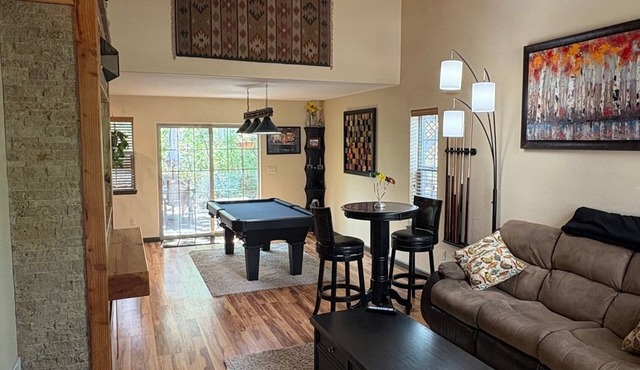 2-bedroom house w/fitness room, pool table, pong, hot tub in marvelous Durango