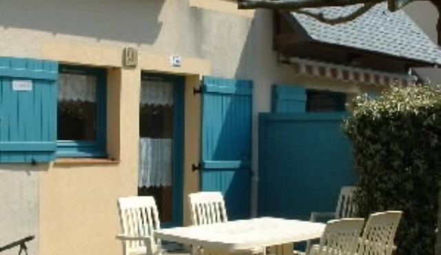 2-bedroom house with garden and communal pool