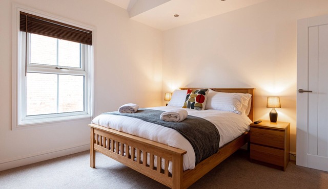 2 Bedroom House with Parking. Close to River walks