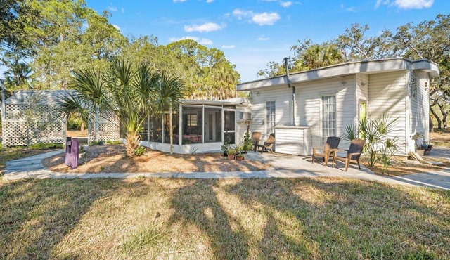 2-bedroom house with acreage in tranquil Aripeka-Spring Hill area with AC