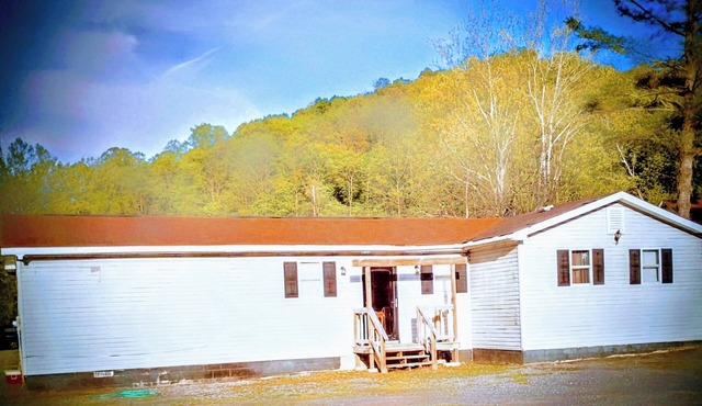 2-bedroom house with AC in Oak Hill wifi and pet friendly