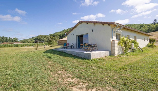 2-bedroom house with AC and WiFi in peaceful Sauviac with view over the Pyrénées