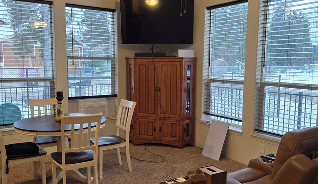 2-bedroom house with cute bunkhouse 50 yards from boat ramp on Priest Lake