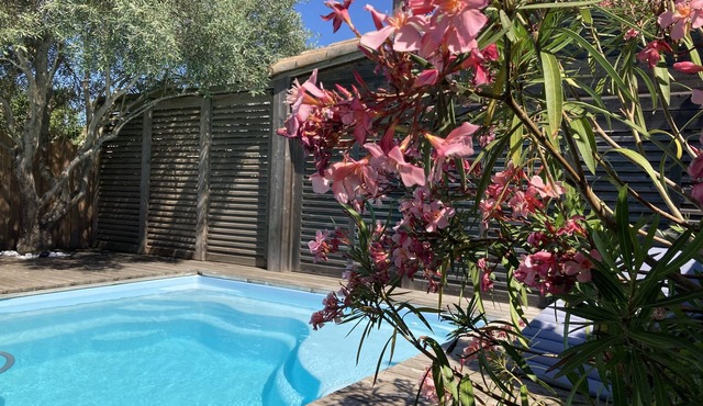 2 bedroom HOUSE with PRIVATE POOL in a quiet area, near the SEA and LA ROCHELLE