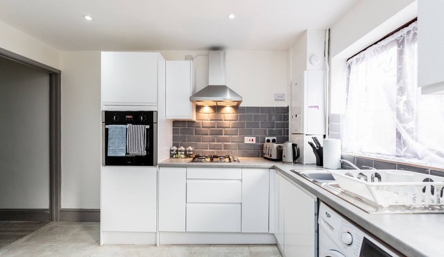 2 bedroom house with FREE parking & FREE WiFi in Dagenham