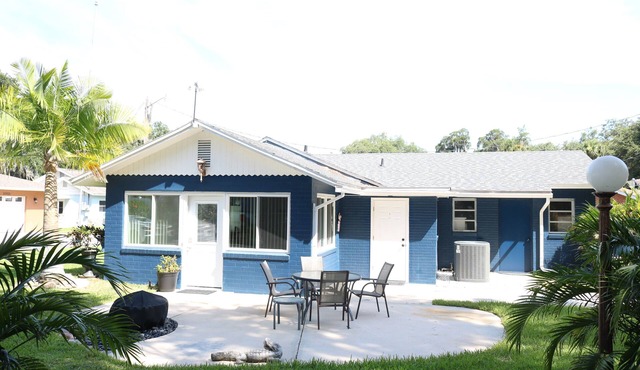 2 Bedroom house with lake access to Lake Harris. 1 minute by boat to Dead River