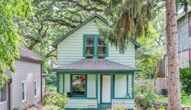 2 Bedroom House with Outdoor Oasis Near Downtown