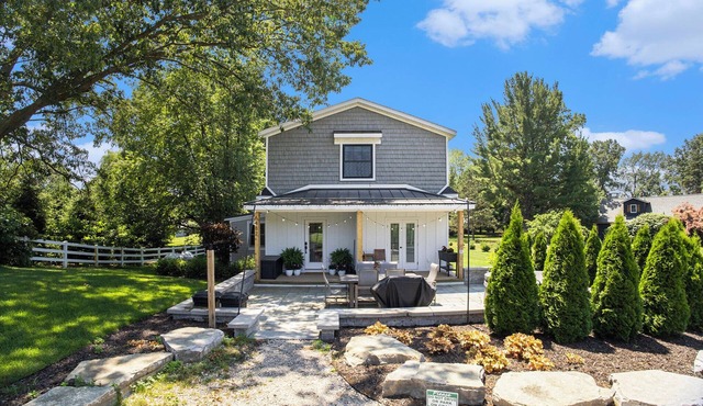 2-bedroom house with Hot tub & Pool- Near Douglas & Saugatuck