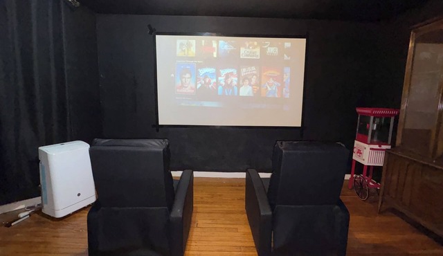 2-bedroom house with WiFi, Movie Theater, Home Office No Cleaning fee