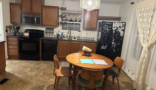 2-bedroom house with office space with amenities for long or short term stay