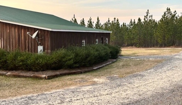 2 bedroom huntbox located on 220 acre farm close to H Cooper Black.