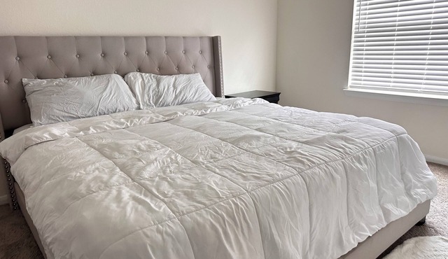 2-bedroom in peaceful Rosenberg with AC for relaxing stays