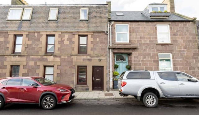 2 Bedroom in the Centre of Stonehaven with Seaviews, near the Beach & Harbour!
