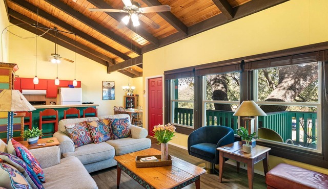 2 bedroom, king + 2 twins or 2nd king, walk to Springs/Park/Trails