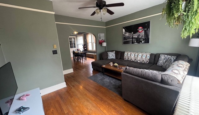 2-bedroom king bed, condo with AC-heat in downtown walkable Milwaukee