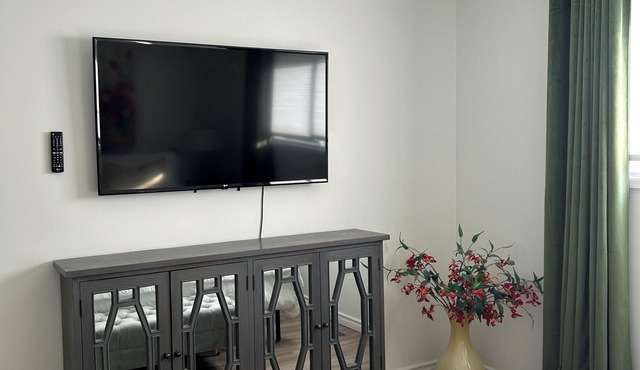 2 Bedroom | King Bed | Large Yard | Near Spruce Meadows