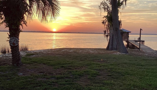 2-bedroom lake house on Crescent Lake.Close to Daytona, Orlando, St.Augustine