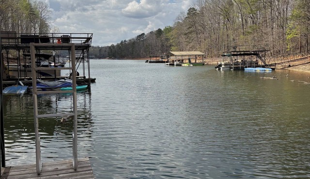 2-bedroom Lake Lanier cabin in Gainesville with private dock
