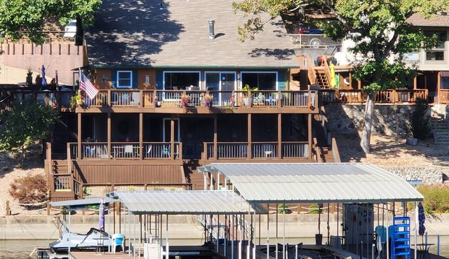 2 Bedroom Lakefront In Frankie & Louies Cove!