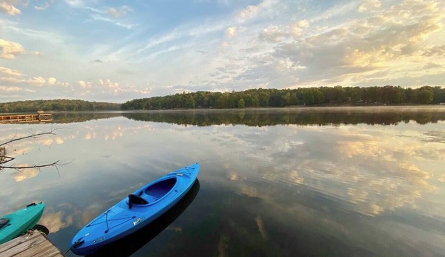2 Bedroom Lakefront Cabin with Hot Tub!