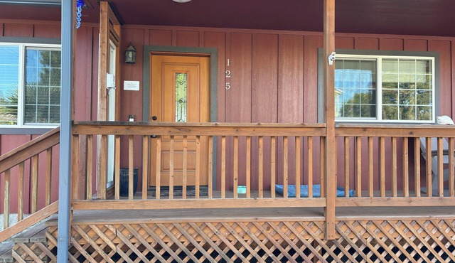 2 bedroom Lakeside house. Dunes a ride away! Lake within view of front door.