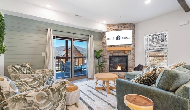 2-Bedroom Lakeview Retreat Near Table Rock with Private Hot Tub & Free Attraction Tickets