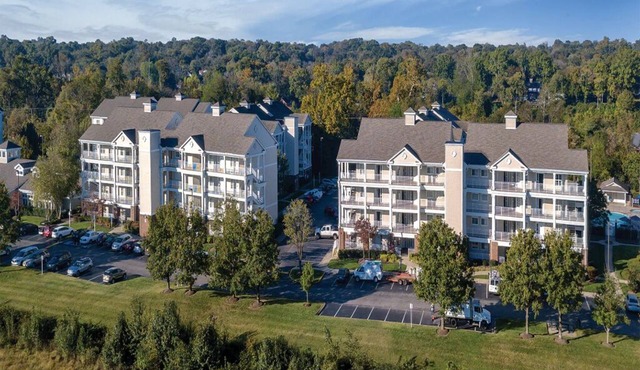 2 Bedroom Lockoff Condo in Nashville, on Cumberland River! Sleeps 8!