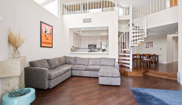 2 Bedroom +Loft 1 block to Beach