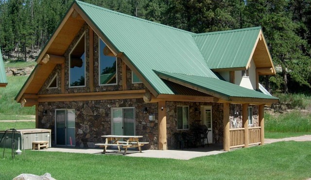 2 Bedroom Log Cabin Located in Heart of Black Hills