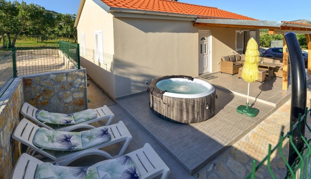 2 bedroom lovely home in Lisane Ostrovicke