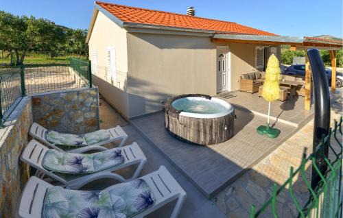 2 Bedroom Lovely Home In Lisane Ostrovicke