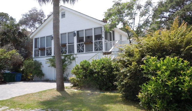 2 Bedroom Lovingly Restored 1925 Cottage 1 1/2 Blocks From Beach