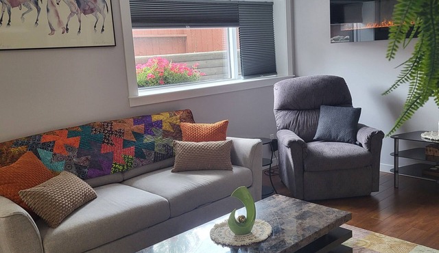 2-bedroom lower suite. 10 mins to downtown, Calgary Zoo, Saddledome & Max Bell