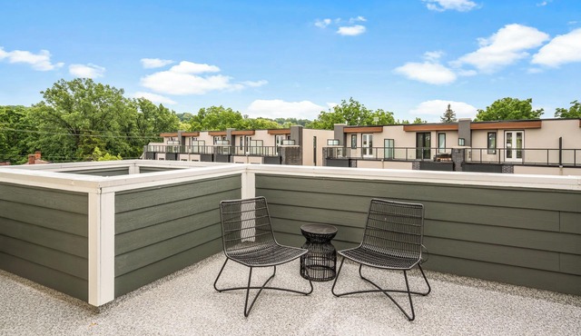 2 Bedroom Modern Brand New Niagara Apartment up to 4 People