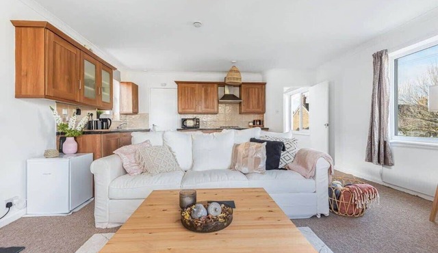 2 Bedroom Maisonette with Parking and WiFi