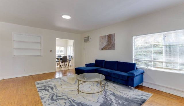 2 Bedroom Mid-Wilshire Charmer close to Downtown