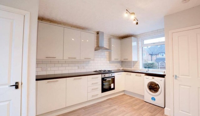 2 Bedroom Minimalist Home From Home With Parking