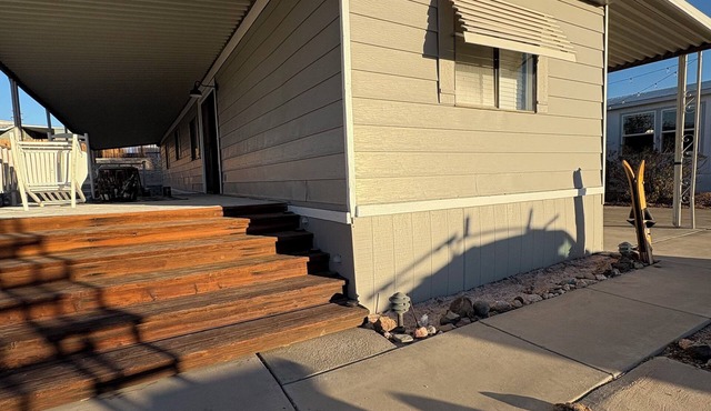2-bedroom mobile home in enchanting Havasu Lake with WiFi, AC