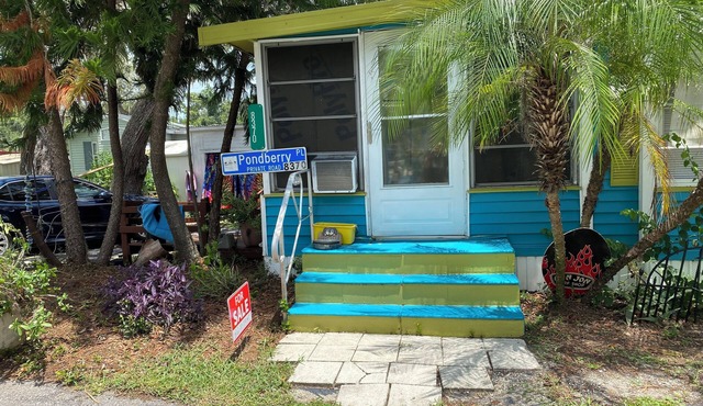 2-bedroom mobile home in fabulous Riverview with fitness room, AC over 55 comm