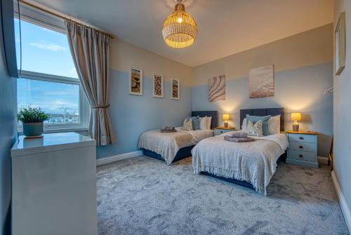 2-Bedroom Modern, Stunning & Stylish Contractor House, Sleeps 4, Prime Portsmouth Location with Free Parking Permit - by Blue Puffin Stays