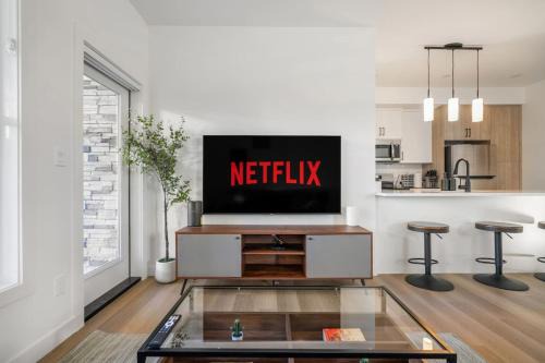 2 Bedroom Modern Townhouse Near Aspen Landing with Garage Parking, Fast Wi-Fi, Office, 2 Full Baths & Netflix