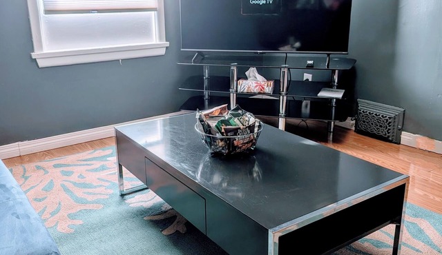 2 bedroom Monthly rental 5 mins to downtown with free parking