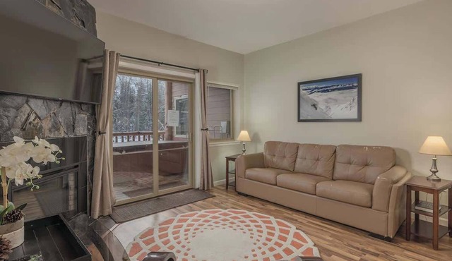 2 Bedroom Mountain View Condo w/Private Hottub